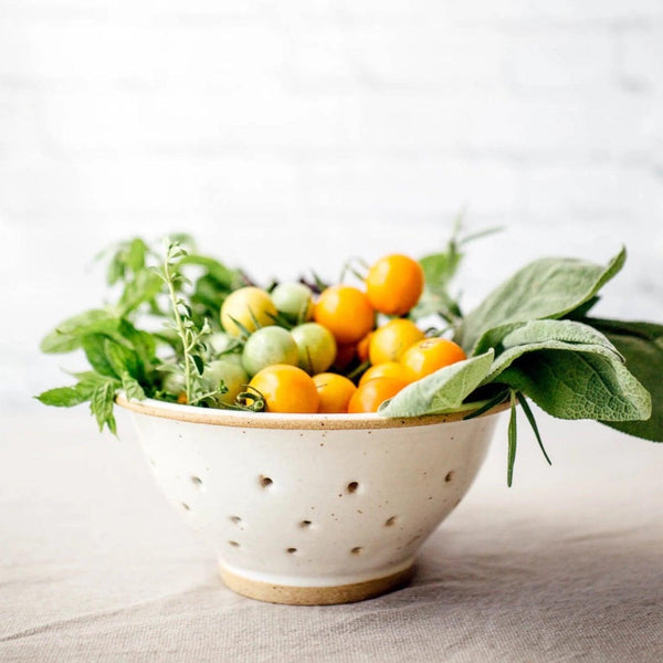 Wash and serve your fresh produce in style with our ceramic colander. Featuring a soft white finish with a light speckle throughout.